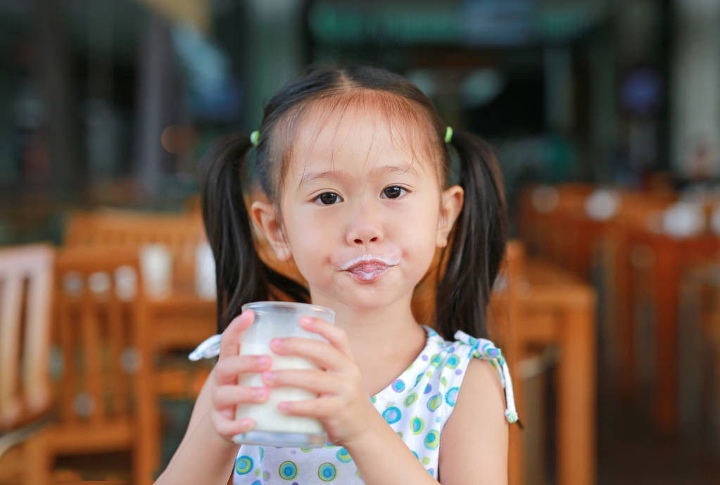 小朋友飲奶